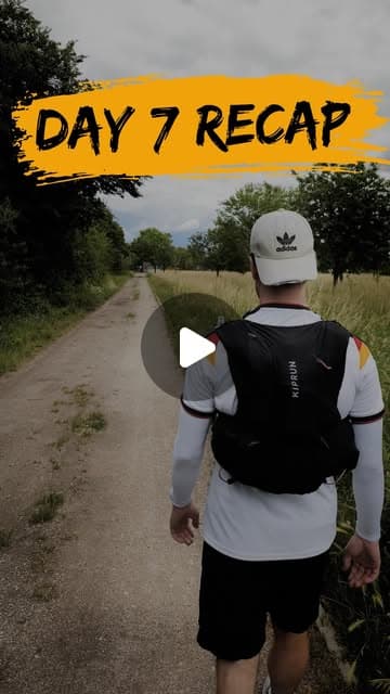 Raphael auf Instagram: "Der bisher anstrengendste Tag!
Tag 7 meiner Reise nach Berlin war hitzebedingt eine Vollkatastrophe. Bei dem Wetter mit Gepäck zu joggen ist wirklich eine Herausforderung. Ich habe viele Faktoren vorher einberechnet, aber nicht dieses Wetter und einige Kilometer über das offene Feld.
Aber: ich lerne. Für Etappe 8 bin ich mit einer nassen Cap gelaufen. Das kühlt den Kopf.
Wenn ihr jetzt noch Tipps habt, wie ich mit meinem Muskelkater am besten umgehen kann, schreibt das gerne in die Kommentare!
#ChasingRaffel
#800km
#RoadToBerlin
#Laufen
#Running"